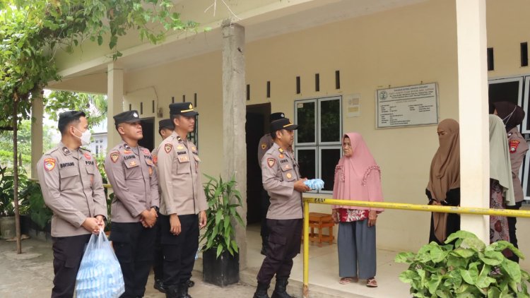 Polres Lingga Salurkan 210 Nasi Bungkus dan 15 Paket Sembako Lewat Program Jumat Berkah