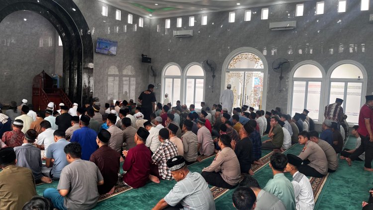 Perkuat Silaturahmi dengan Warga, Polres Lingga Gelar Sholat Jumat Keliling di Empat Masjid