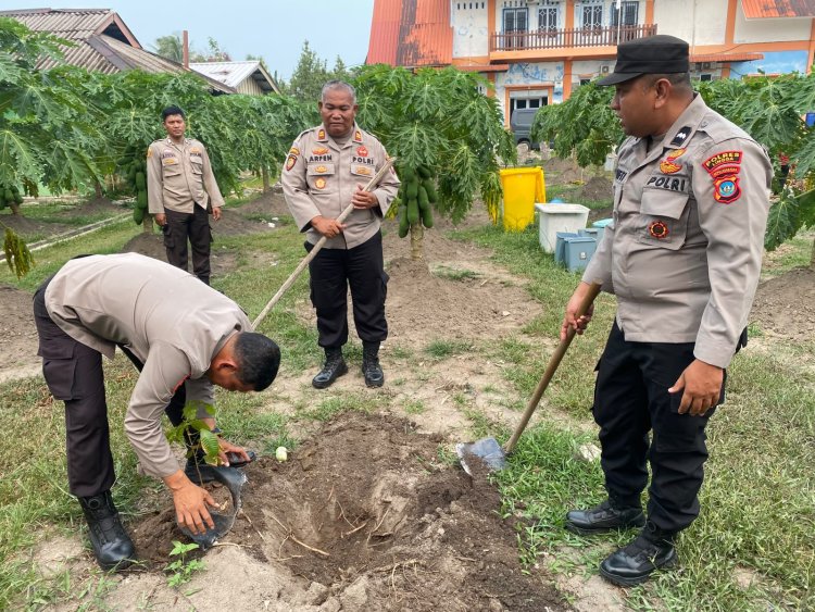 Dukung Penghijauan Berkelanjutan, Polres Lingga Tanam Bibit Matoa di Sungai Lumpur