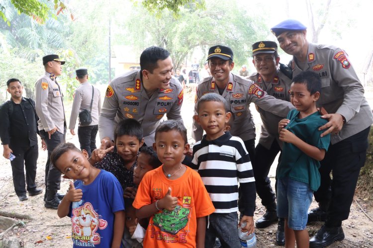 Kapolda Kepri dan Kapolresta Barelang Salurkan Bantuan untuk Warga Pulau Bertam