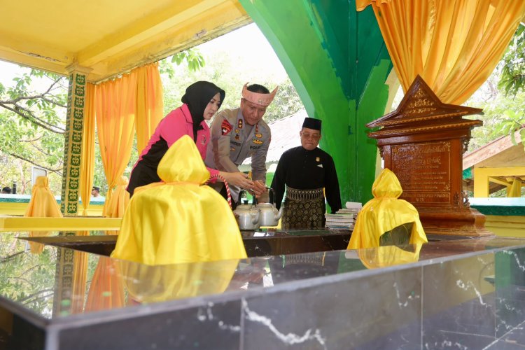 Kapolda Kepri Ziarah ke Pulau Penyengat, Salurkan Bansos untuk Pengurus Masjid dan Warga