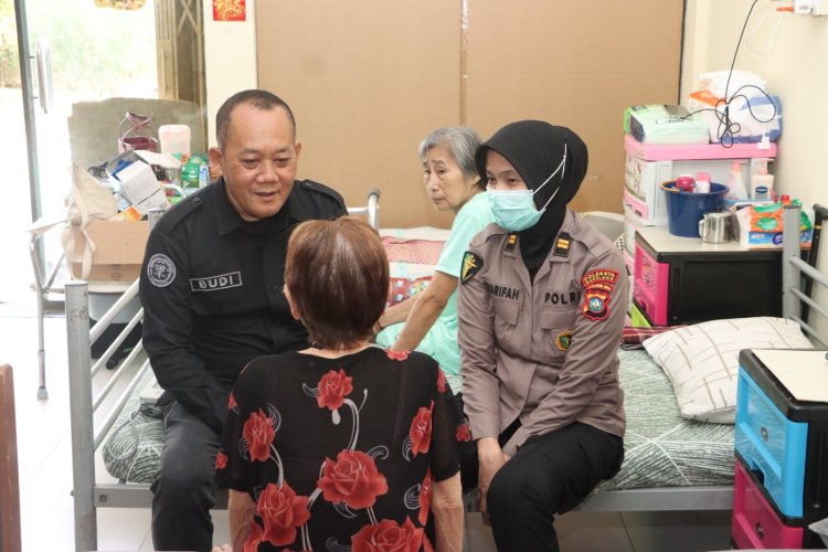 Sambut HUT ke-75 Humas Polri, Polresta Barelang Salurkan Sembako dan Gelar Pemeriksaan Kesehatan Lansia