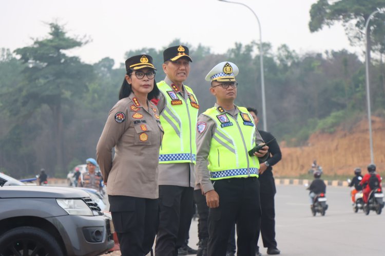 Kapolda dan Wakapolda Kepri Turun ke Jalan, Atur Lalu Lintas di Bundaran Kabil dan Taiwan
