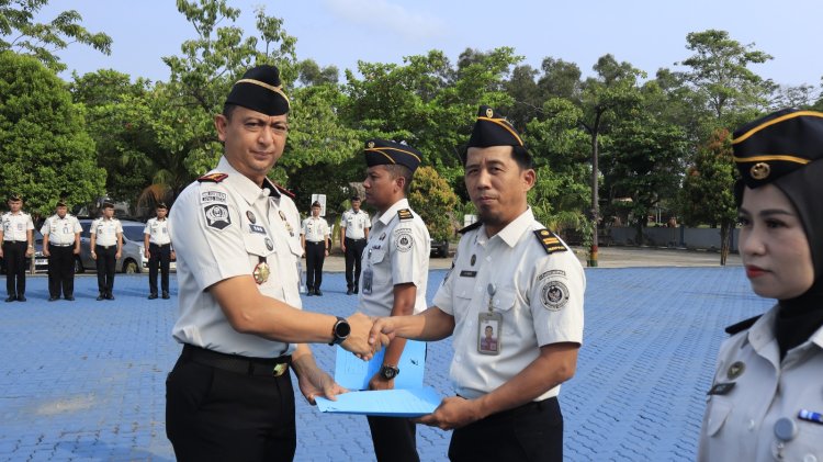Kalapas Batam Tegaskan Disiplin dan Integritas, Pegawai Berprestasi Terima Penghargaan