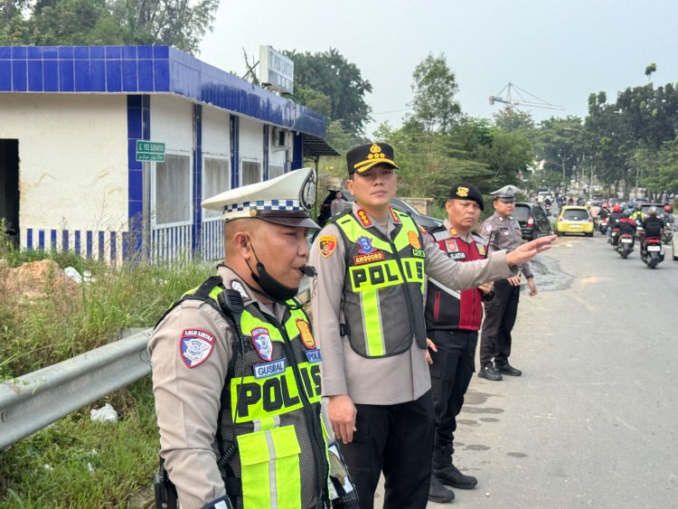 Kapolresta Barelang Turun ke Jalan, Atur Lalu Lintas Pagi di Simpang Lubuk Baja
