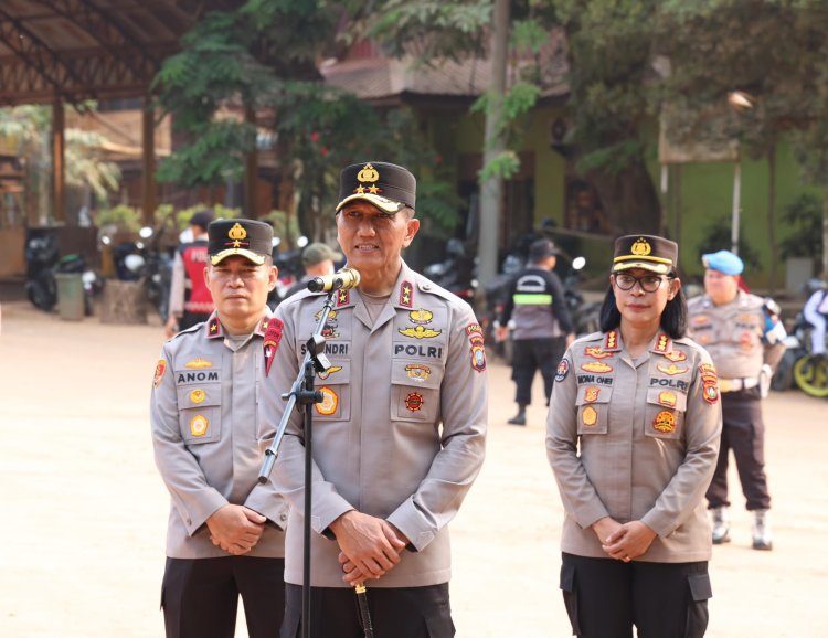 Kapolda Kepri Salurkan Bantuan Sosial kepada Warga Sekitar TPA Punggur, Perkuat Kepedulian Polri
