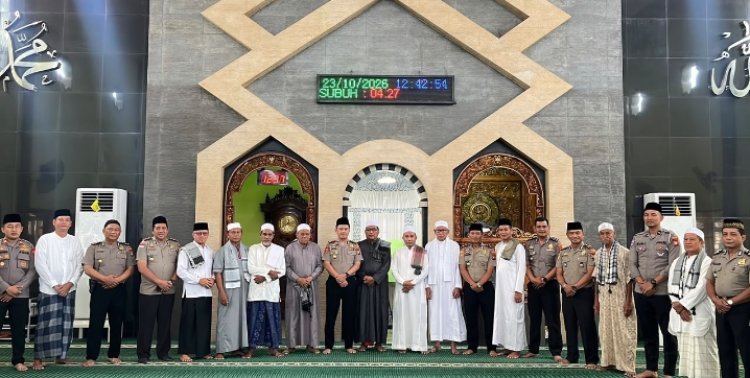 Polres Lingga Salurkan 150 Paket Makanan Jumat Berkah, Perkuat Kedekatan dengan Masyarakat