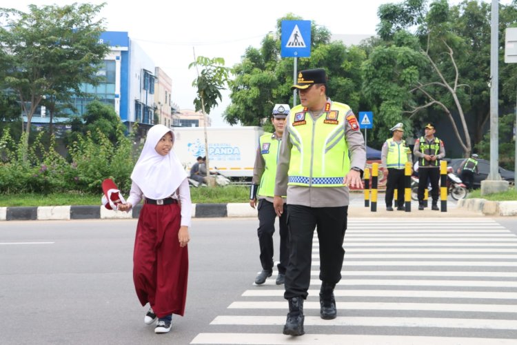 Kapolresta Barelang Turun ke Jalan, Bantu Pelajar SDN 001 Sungai Panas Menyeberang