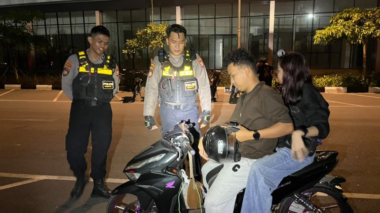 Patroli Malam Polda Kepri Sasar Titik Rawan Batam, Pemuda yang Nongkrong hingga Larut Diberi Imbauan