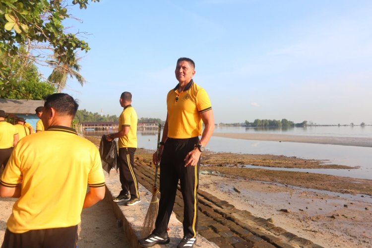 Kapolda Kepri Pimpin Gotong Royong di Pantai Tok Anjang, Ajak Masyarakat Peduli Kebersihan Lingkungan