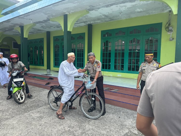 Polres Lingga Salurkan 150 Paket Makanan dalam Program Jumat Berkah di Masjid Al-Falah