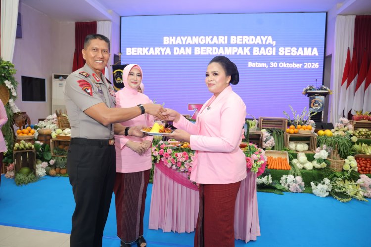 Kapolda Kepri  Menghadiri Syukuran HKGB Ke 74, Tekankan Peran Strategis Bhayangkari dalam Keluarga dan Kehidupan Bermasyarakat